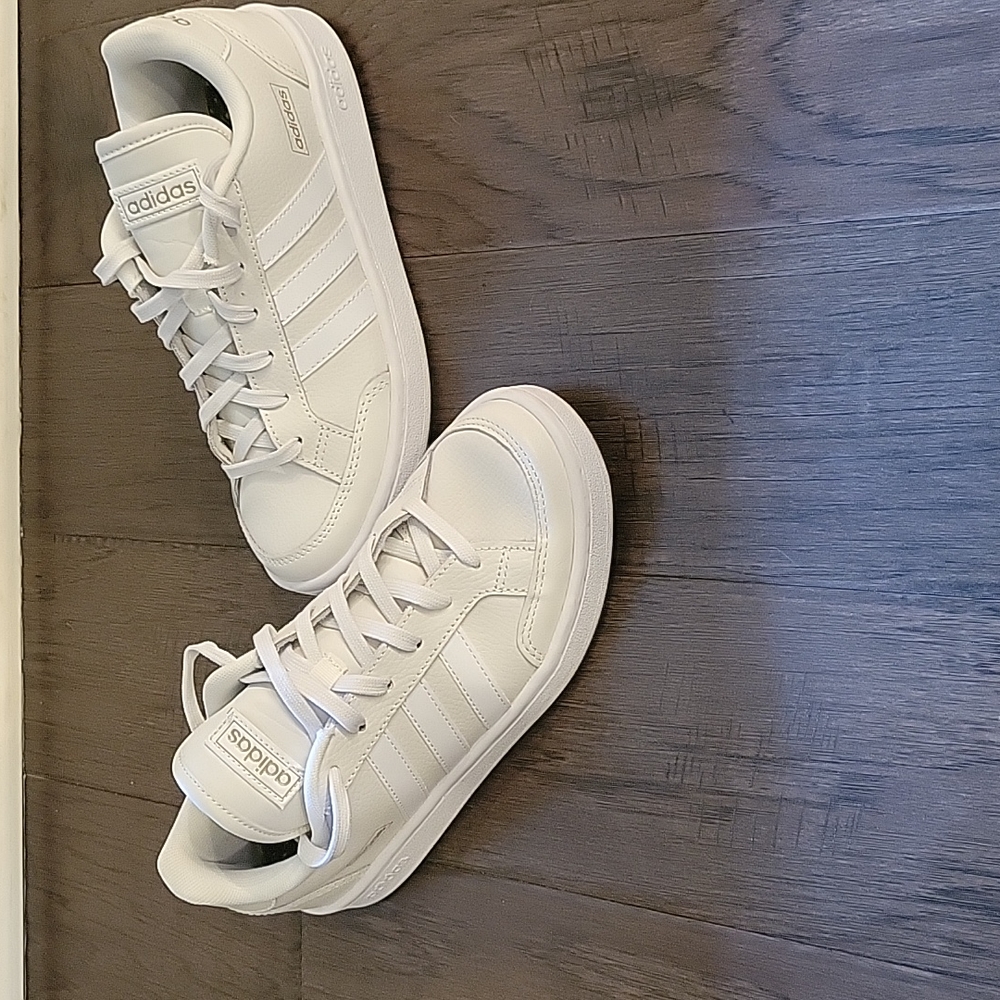 Like new Adidas white cloud foam Sneaker, size 6